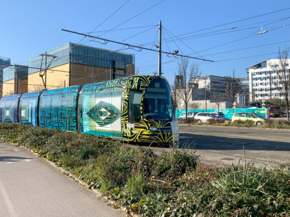 TCL à Lyon le Sytral dévoile un tram transformé en oeuvre de street art