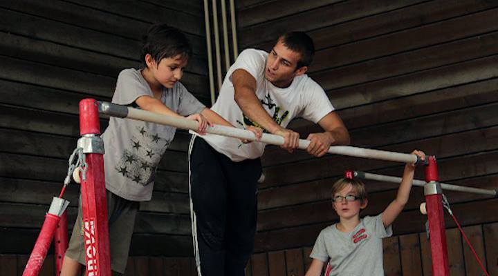 Niels Dalery avec deux jeunes pratiquants