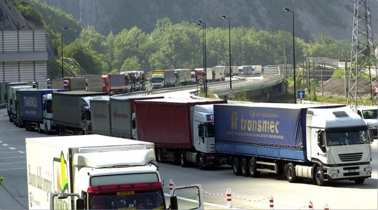 Des camions à l'arrêt