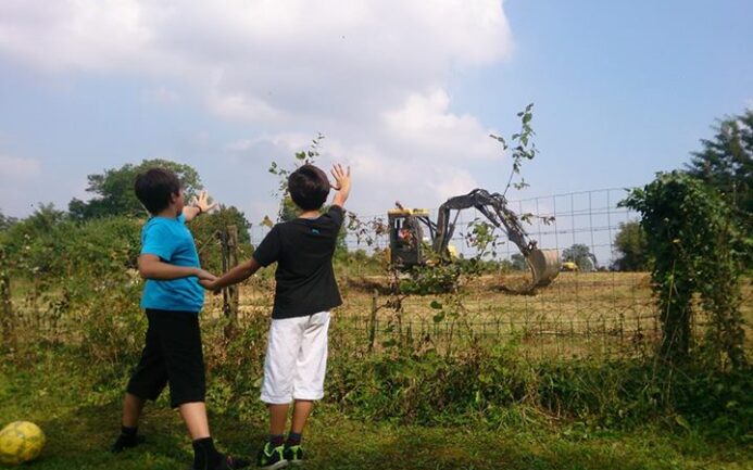 Enfants Lorenzo devant la route d'OL Land