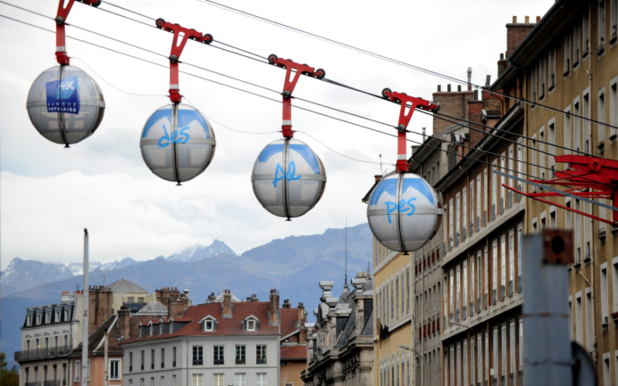 publicité pour une banque sur le téléphérique de Grenoble