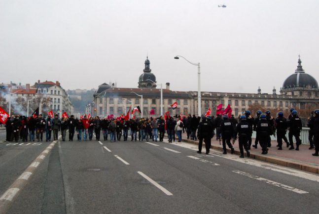 Manifestants pont de la Guillotière manif anti-FN