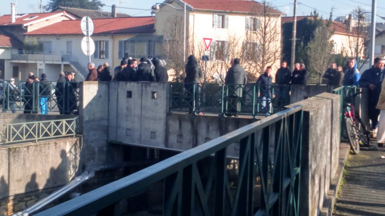 Villefranche fidèles et badauds devant la mosquée à proximité de laquelle une bombe a explosé le 8.01.15