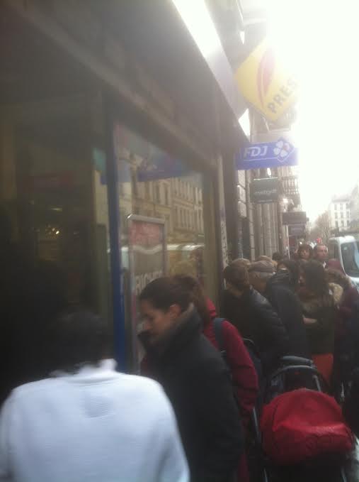 file d'attente devant un point presse du 6e arrondissement ()