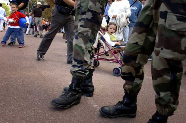 des militaires au milieu de la foule place Bellecour.