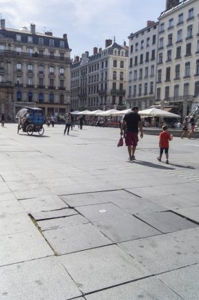 Place des Terreaux dalles abîmées