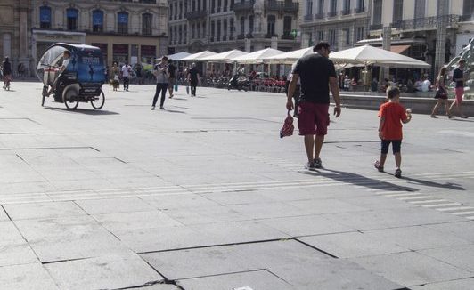 Place des Terreaux dalles abîmées