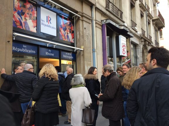 Les Républicains réunis devant la permanence