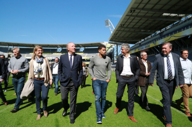 Laurent Wauquiez lors d'un visite au stade du club de rugby de Clermont-Ferrand