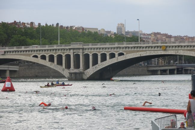 Nage dans le Rhône