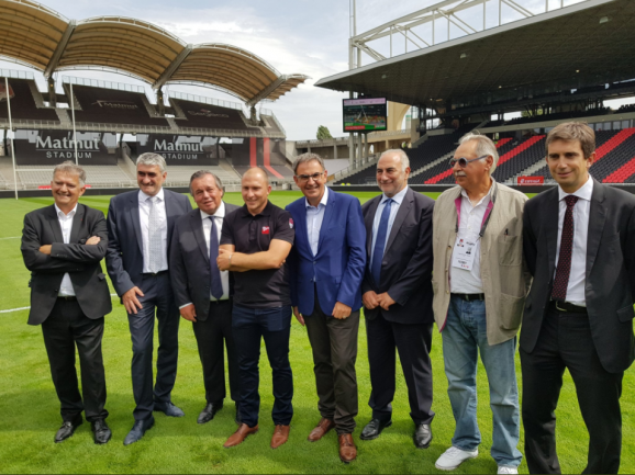 L'architecte Albert Constantin avec les dirigeants du LOU Rugby au Matmut Stadium de Gerland