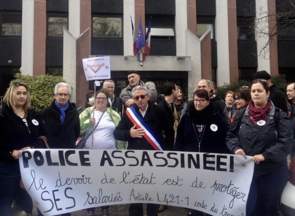 Les FFOC devant l'hôtel de Police