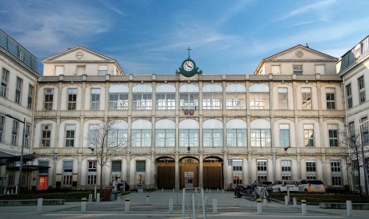 L’entrée de l’hôpital de la Croix-Rousse, à Lyon © Tim Douet