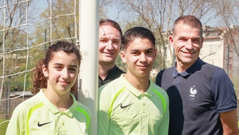 Les conseillers techniques régionaux Wilfried Bien et Richard Pion, avec les jeunes arbitres Nour Lahsini et Bilal Laimene, à Tola Vologe © Tim Douet