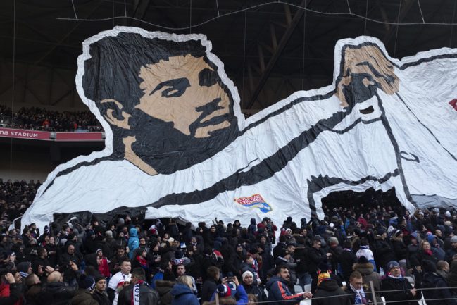 Supporters avec un tifo de Fekir (OL-ASSE, 25 février 2018) © Romain Lafabrègue / AFP