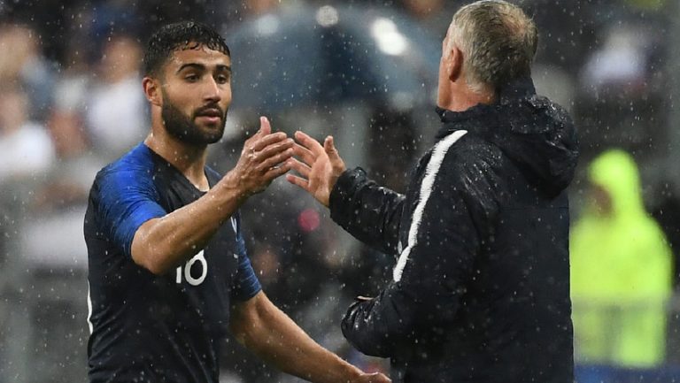 Nabil Fekir félicité par Didier Deschamps lors du match amical France-Irlande, le 28 mai 2018 © Franck Fife / AFP