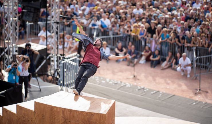 Passants – Final du défilé de la Biennale de la danse 2018, le 16 septembre, place Bellecour – Chorégraphie Yoann Bourgeois / CCN2-Centre chorégraphique National de Grenoble © Thanh Ha Bui