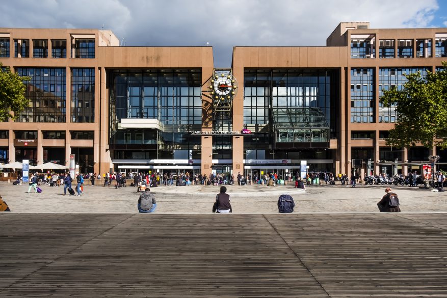 Lyon  alerte à la bombe à la PartDieu, mouvement de foule, la gare