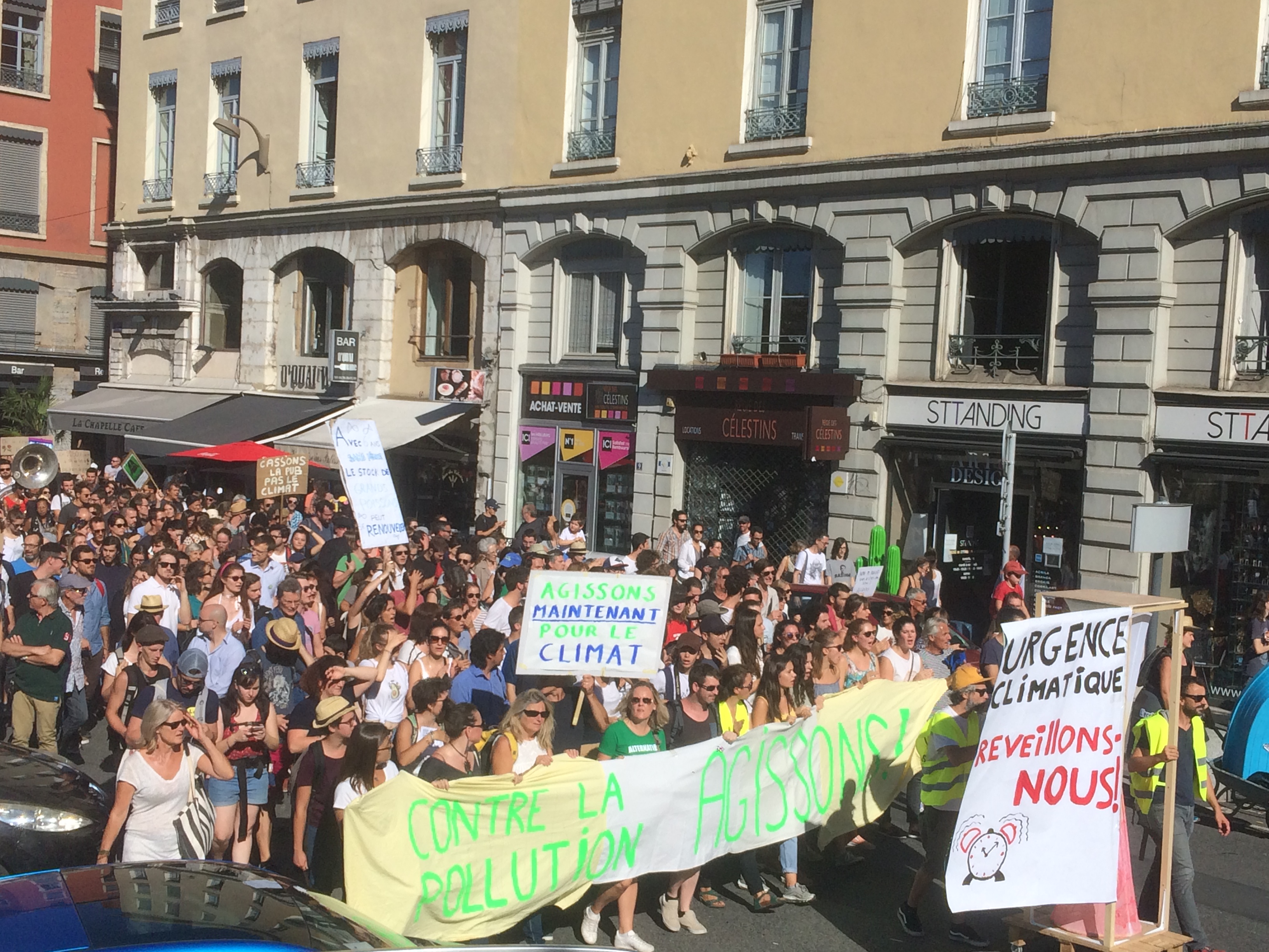 Lyon La Marche Pour Le Climat S Elancera De La Place Bellecour A 14 Heures