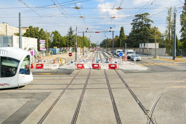 Tram T6 Pinel carrefour route voiture © Tim Douet