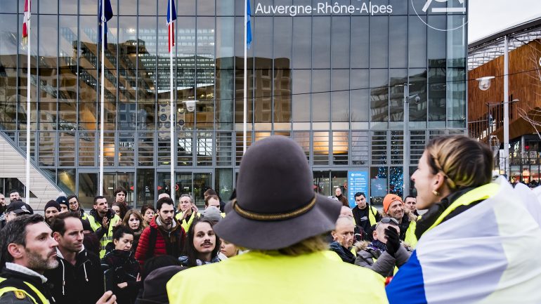 Gilets Jaunes Une Dizaine De Milliers De Manifestants Et