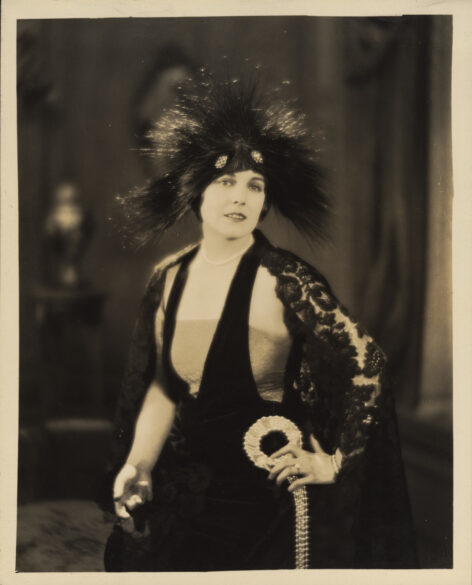 Edna Purviance dans “A Woman of Paris” de Charles Chaplin (1923) © Roy Export