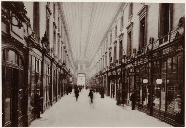 La galerie marchande de l'Hôtel-Dieu au début du XXe siècle © Collection BM de Lyon (P0546 SA 07-12)