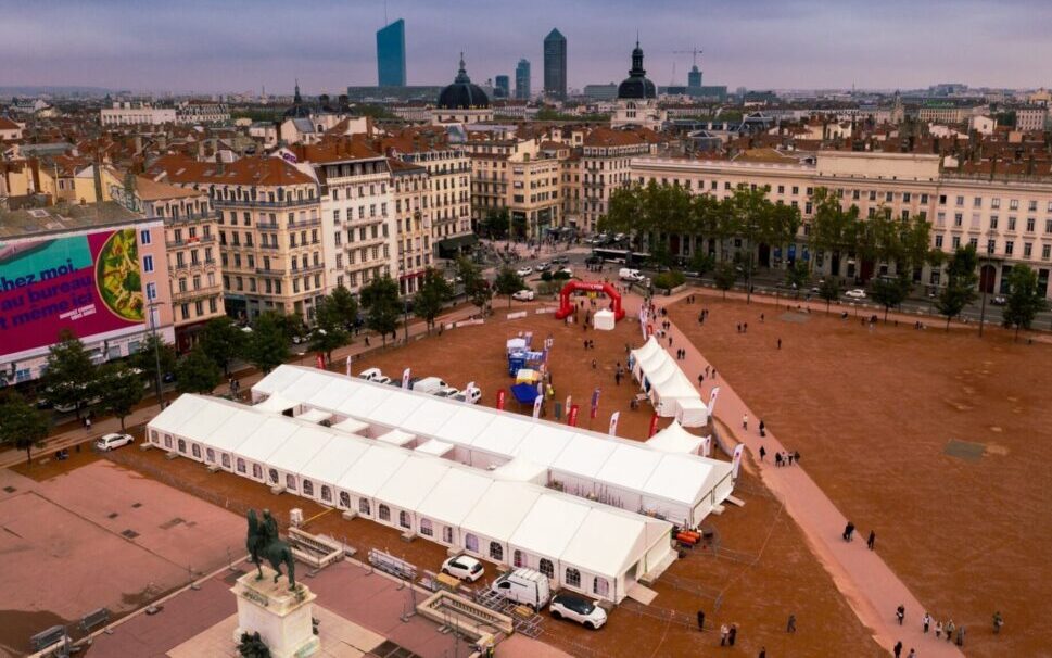 Temps fort à ne pas rater : Lundi 26 août : 12h à 20h, passage du relais de la Flamme Paralympique autour de la place Bellecour dès 17h30 et allumage du chaudron à 19h.