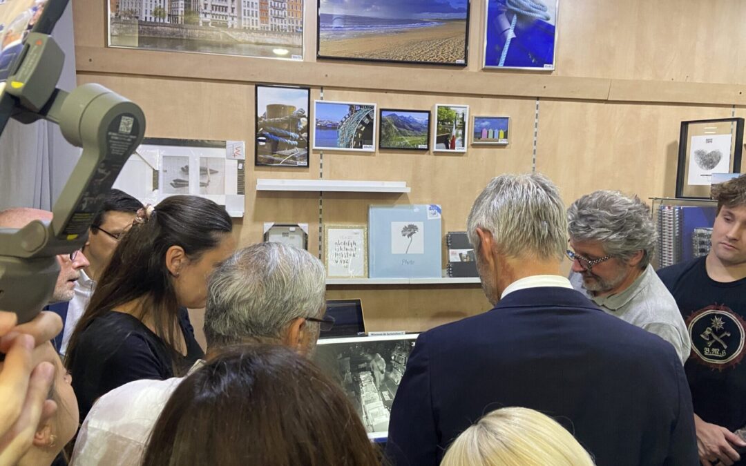 Laurent Wauquiez et les commerçants en train de regarder les vidéos des pillages des commerçants