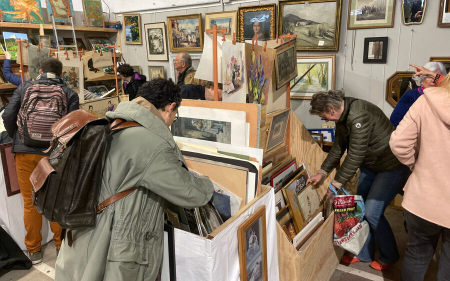 L'accès à la brocante de la Fondation AJD à Lyon est gratuit.