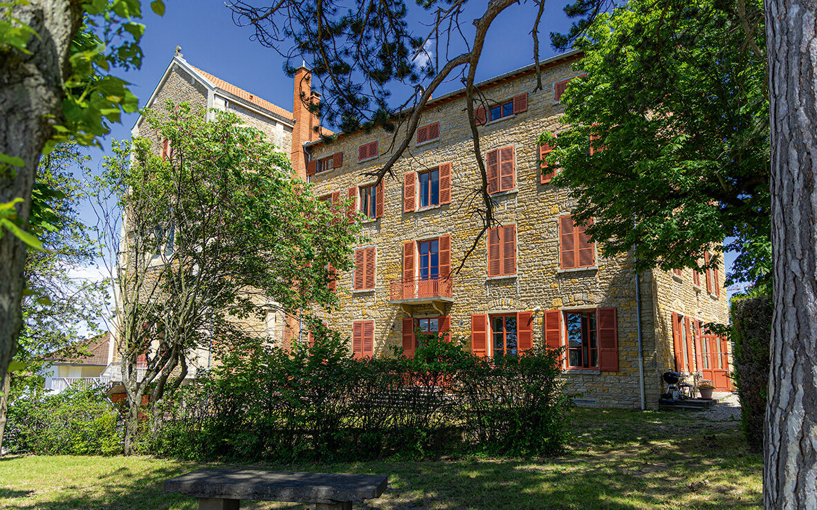 L’internat du groupe Chevreul-Lestonnac compte 50 places pour des élèves du lycée à Saint-Didier-au-Mont-d’Or. Le bâtiment est un ancien couvent de la congrégation des Sœurs de Saint Charles