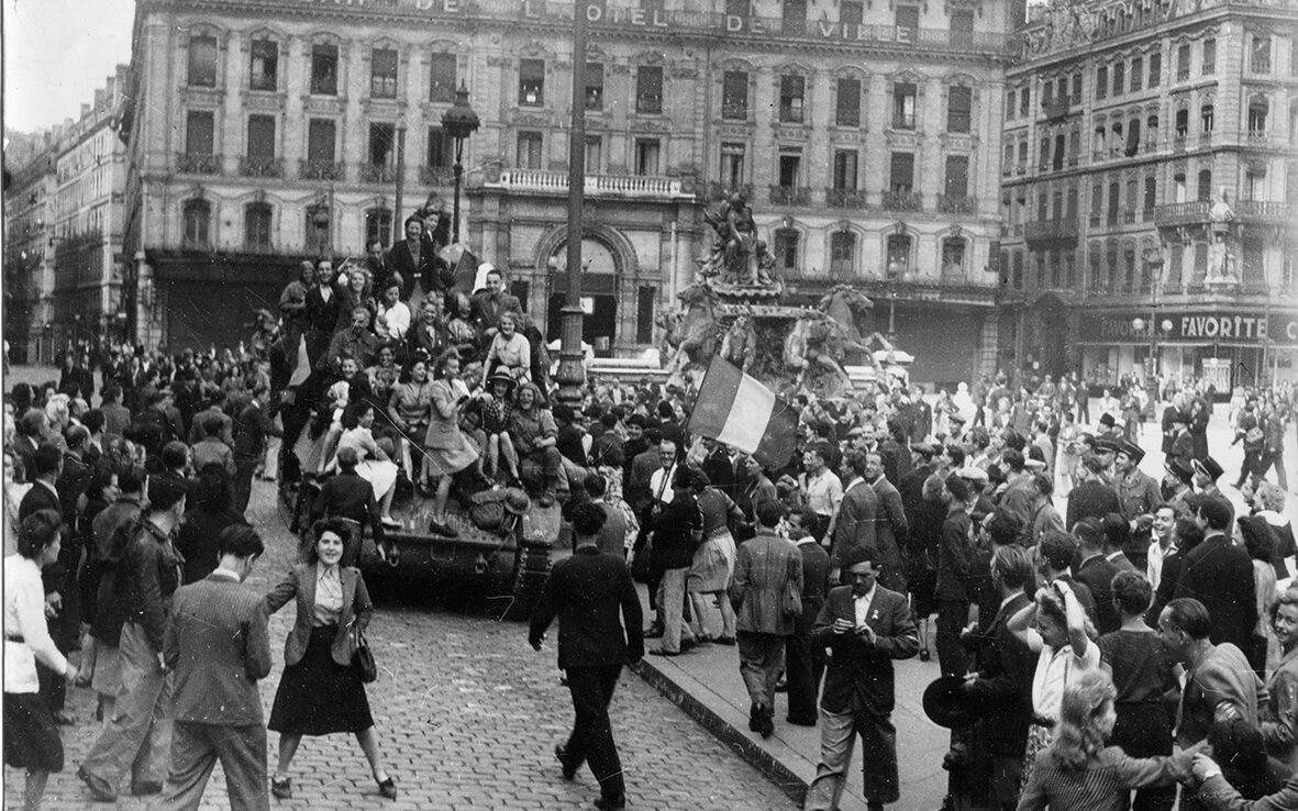 Les Lyonnais accueillent les troupes américaines place des Terreaux © Archives NARA / CHRD