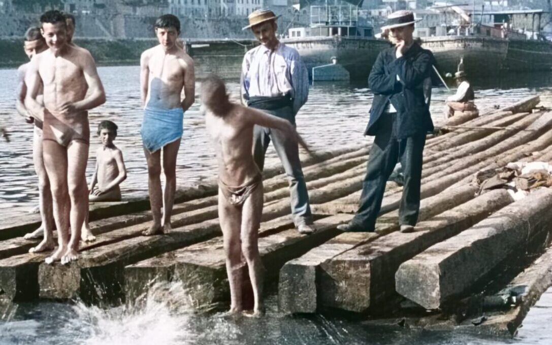 A l'origine de cette vidéo, les Frères Lumière. La séquence s'intitule "Bains dans la Saône".