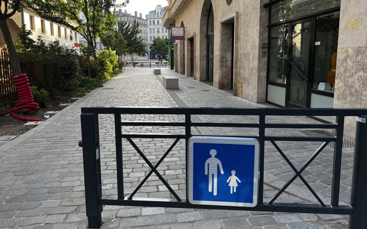 rue Jean Fabre (entre Célestins et Jacobins) piétonnisée devant une école à Lyon