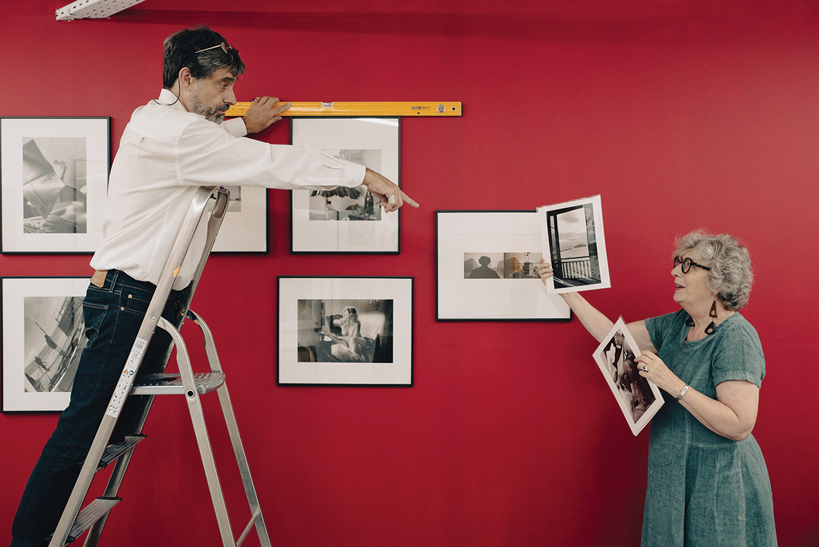 Photographies sur un mur dans une galerie