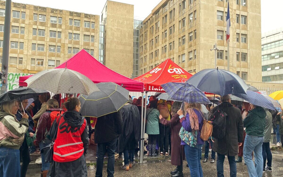 Enseignants lyonnais devant Rectorat de Lyon