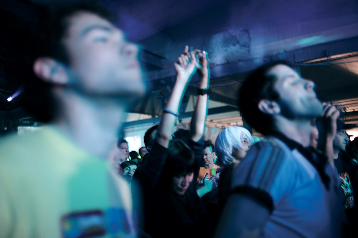 Des personnes dansent, le 08 mai 2008, lors de la 6e Èdition des Nuits Sonores, festival de musique Èlectronique. AFP PHOTO / FRED DUFOUR