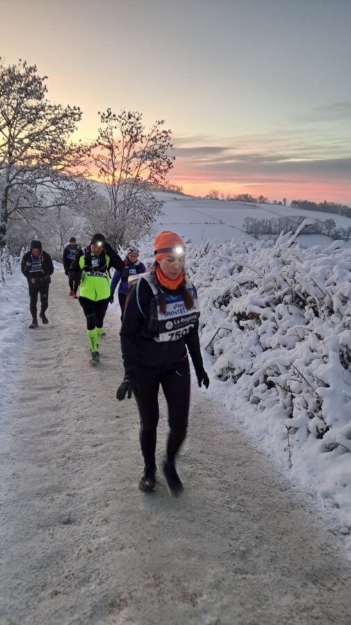 Coureurs de trail dans la neige