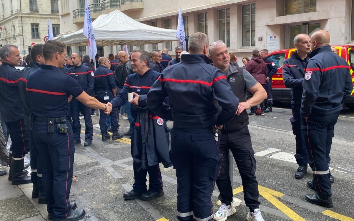 Les cadres sapeurs-pompiers devant l'état-major du SDMIS. (@NB)