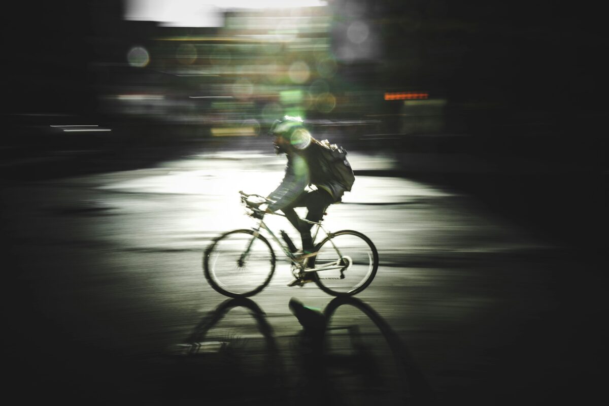 illustration cycliste soir @Unsplash