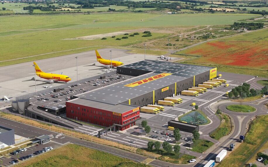 la plateforme logistique DHL Express à Lyon Saint Exupéry