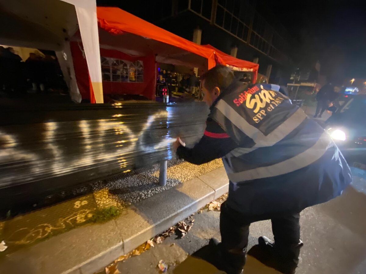 Pompier qui écrit sur un panneau