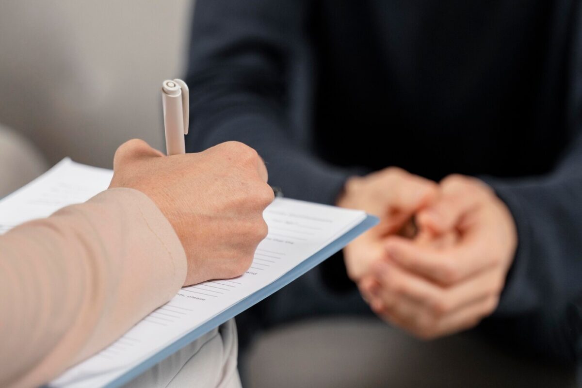 Psychologue écrit sur un papier