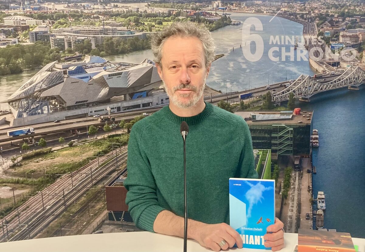 Olivier Paulais, libraire à la librairie La Virevolte près de la gare Saint-Paul, est l'invité de 6 minutes chrono / Lyon Capitale.