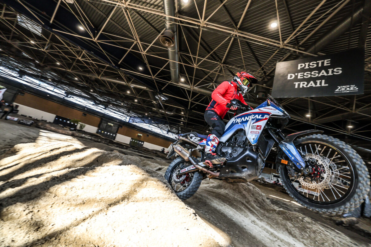 un motard au salon du 2 Roues à Lyon en 2025