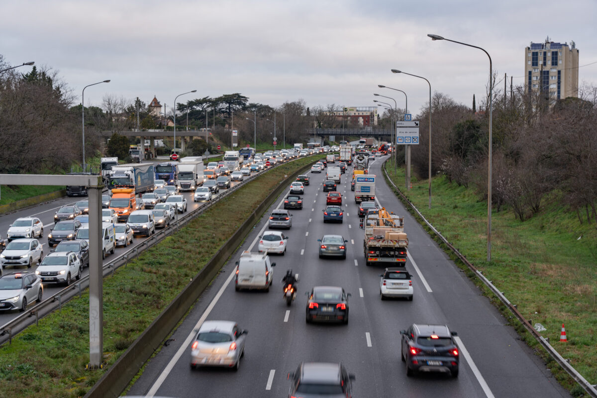 des embouteillages sur une autoroute en france Voitures