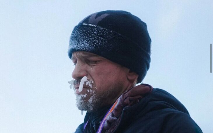 Mathieu Blanchard sur la ligne d'arrivée de la Yukon Arctic Ultra