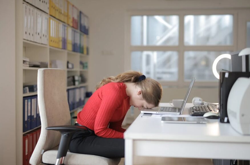 fille dormant sur son écran d'ordinateur