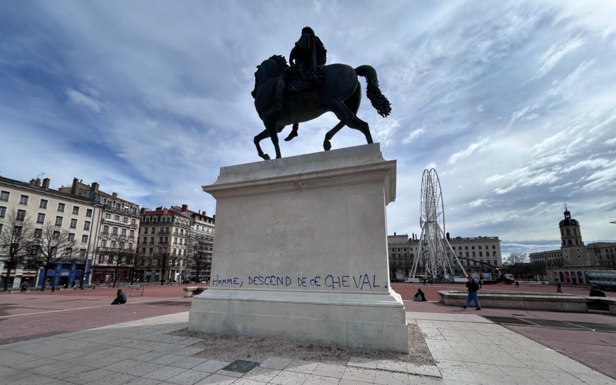 La statue de Louis XIV de nouveau taguée Bellecour